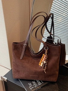 Sac Cabas en Suédine de Grande Capacité Rétro pour Femme Sac à Épaule Mat Avec Pendentif en Perles Tribal Décontracté