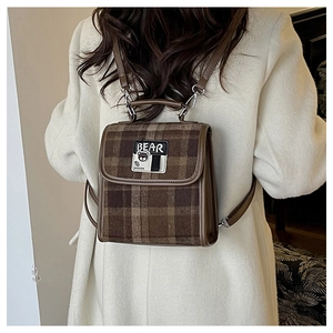 Détail du sac cabas à carreaux avec étiquette Bear Design et bretelles réglables