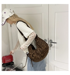 Detail of leopard print hobo bag with drawstring texture and large capacity canvas fabric