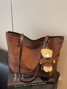 Women Large Capacity Suede Fabric Tote Bag Vintage Bear Embossed Shoulder Bag With Plush Bear Pendant Commuting Casual Handbag