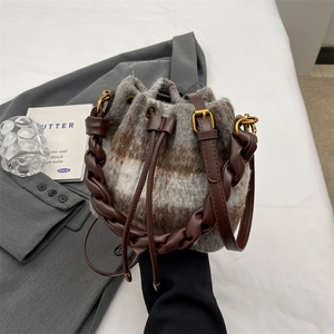 Sac Seau Vintage en Laine à Carreaux Pour Femmes Poignée Tressée Rétro Cordon de Serrage Sac Bandoulière Avec Pendentif Peluche
