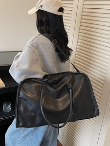 Grand sac de voyage vintage en cuir noir avec texture plissée et bandoulière réglable