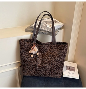 Sac cabas à motif léopard avec poignées en cuir marron et pendentif ours peluche