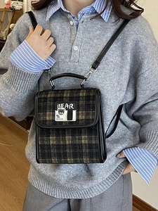 Mini sac à bandoulière vintage à carreaux marron avec garniture en cuir porté par un mannequin