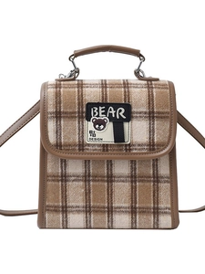 Sac à dos vintage à carreaux marron et beige avec finitions en cuir et emblème d'ours