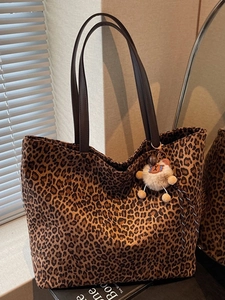 Sac Cabas Rétro en Suède à Imprimé Léopard pour Femmes Grande Capacité Sac à Épaule Avec Pendentif Ours Mode Banlieue