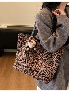 Grand sac cabas vintage motif léopard en toile avec bandoulière cuir et charme ours