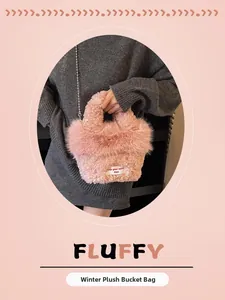Détail du sac seau rose en peluche avec sa chaîne à billes métalliques et son étiquette