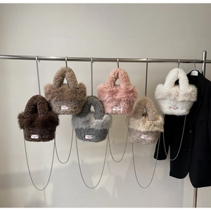Vue détaillée de mini sacs en fausse fourrure colorés avec bandoulières en chaîne métal