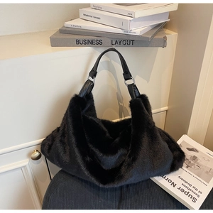 Détail du sac cabas en fausse fourrure noire avec bandoulière en cuir et anneaux en argent