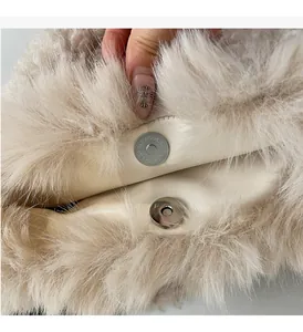 Gros plan du fermoir magnétique et de la texture en fausse fourrure du sac à main