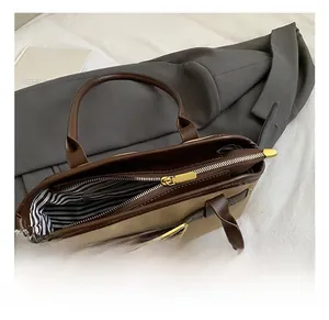 Detail der Vintage-Tragetasche mit goldenem Reißverschluss und gestreiftem Futter