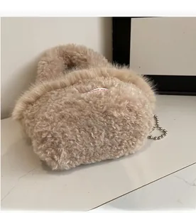 Détail du sac cabas en peluche abricot avec texture en fausse fourrure et chaîne à billes