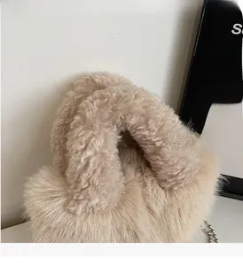 Détail du sac à main en fausse fourrure avec poignée douce en laine d'agneau bouclée beige