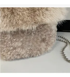 Gros plan sur la texture en peluche et étiquette tissée avec bandoulière chaîne métal