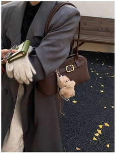 Braune rechteckige Lederschultertasche mit Goldschnalle und süßem Plüschbärenanhänger