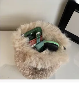 Intérieur spacieux du sac seau en fausse fourrure beige montrant le rangement du mobile
