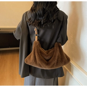 Détail de la boucle métallique réglable et texture pelucheuse marron du sac hobo