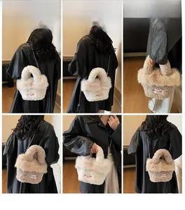 Sac seau en laine d'agneau pelucheuse blanc et beige avec chaîne et poignées douces