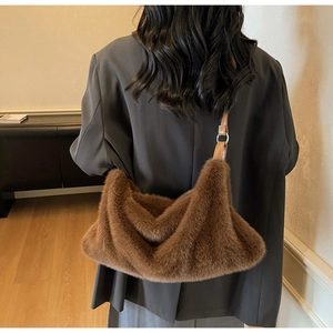 Vue détaillée du dos d'un sac cabas en fausse fourrure marron montrant la texture