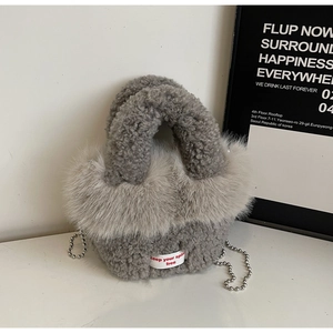 Détail du sac seau gris en laine d'agneau avec poignée peluche et chaîne à billes