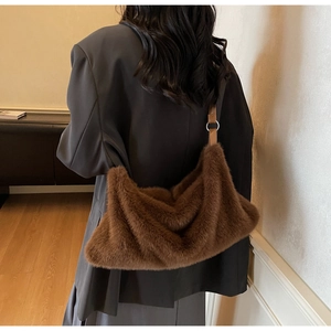 Gros plan sur un sac cabas en fausse fourrure marron avec détails de bandoulière