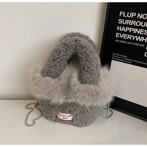 Détail du sac à main en peluche grise avec texture laine d'agneau et bandoulière argentée