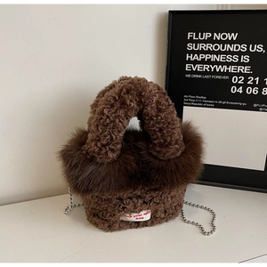 Vue détaillée du sac à main en peluche marron avec bordure en fourrure et chaîne argent