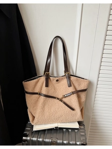 Détail du sac cabas en polaire camel avec anses en cuir marron et boucles dorées