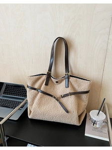 Détail du sac fourre-tout en polaire beige avec poignées en cuir brun et boucle décorative