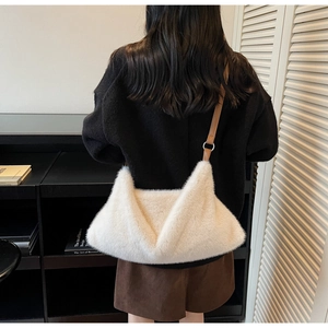 Détail du sac bandoulière en fausse fourrure blanche avec bandoulière en cuir marron