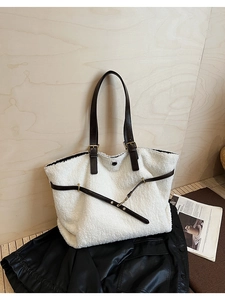 Détail du cabas en faux mouton blanc avec anses en cuir marron et boucles dorées