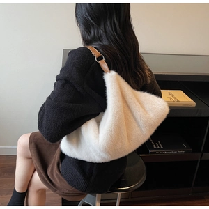 Détail du sac hobo en peluche blanche avec bandoulière en cuir brun et anneau argenté