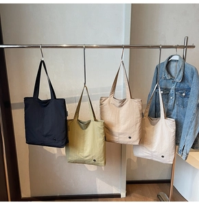 Détail montrant des sacs cabas imperméables de grande capacité en quatre couleurs
