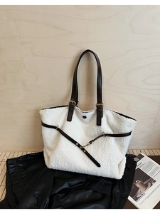 Détail du sac fourre-tout en polaire blanche avec bandoulière cuir et couture croisée