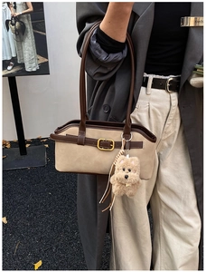 Nahaufnahme der Vintage Beige Wildleder Schultertasche mit braunem Lederbesatz und Bär