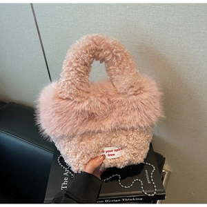 Détail de la texture en fausse fourrure rose et de la chaîne à billes de ce sac à main