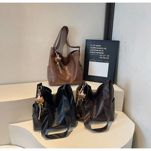 Détail de sacs cabas vintage en cuir en couleurs marron, noir et café foncé