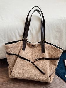 Sac fourre-tout chic en peau de mouton beige avec lanières en cuir pour l'automne-hiver