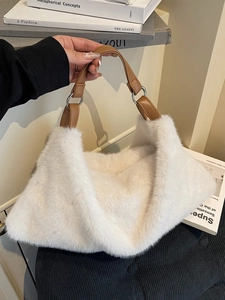 Sac hobo en fausse fourrure blanche avec anse en cuir marron et anneaux argentés