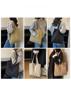Vues détaillées de sacs fourre-tout imperméables montrant différents angles de portée