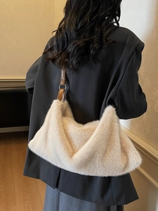 Sac à épaule élégant en fausse fourrure crème avec bandoulière en cuir marron porté