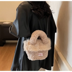 Sac à main en peluche beige avec bandoulière chaîne et étiquette keep your spirit free