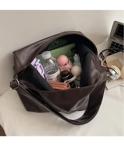 Sac cabas en cuir marron foncé montrant un grand espace intérieur de rangement