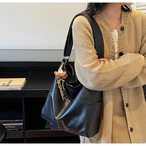 Détail du grand sac cabas noir en similicuir avec charm ours mignon pour femmes