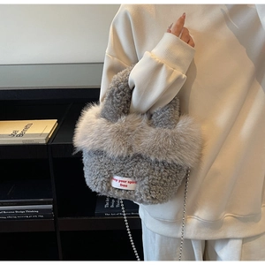 Détail du sac à main en peluche gris et laine d'agneau avec fine bandoulière chaîne