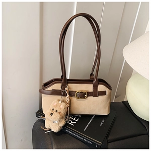 Detailansicht beige Wildledertasche mit braunem Lederbesatz und süßem Welpen-Anhänger