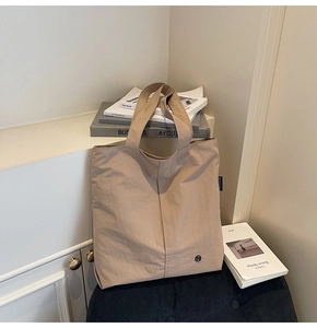 Détail du grand sac cabas en nylon kaki imperméable avec surpiqûres et boucle métallique
