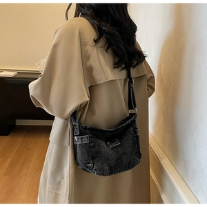 Sac bandoulière en denim noir avec sangle réglable et texture vintage rétro