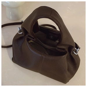Vue intérieure d'un sac seau marron foncé vintage avec cuir texturé à grain de litchi